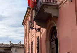 Bandiera d'Italia a mezz'asta dal palazzo municipale per la Giornata nazionale in onore delle vittime dell'epidemia di Covid-19